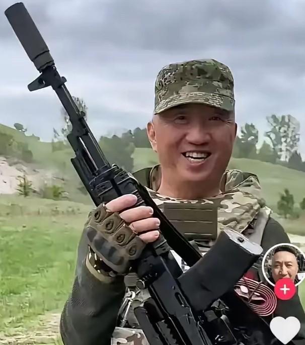 有人翻出卢记者的一张职业照。这身装扮怎么看也不像什么中国记者，活脱脱的俄军大兵！