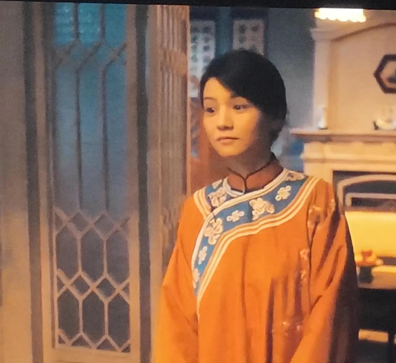 《人生若如初见》吴天白这个混蛋，带着一个小姑娘回来了，让菽红情何以堪。菽红一个人