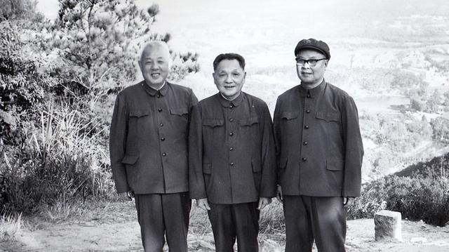 77年，一开国上将由沪返京：我是来帮华主席掌握军队的，后来如何
