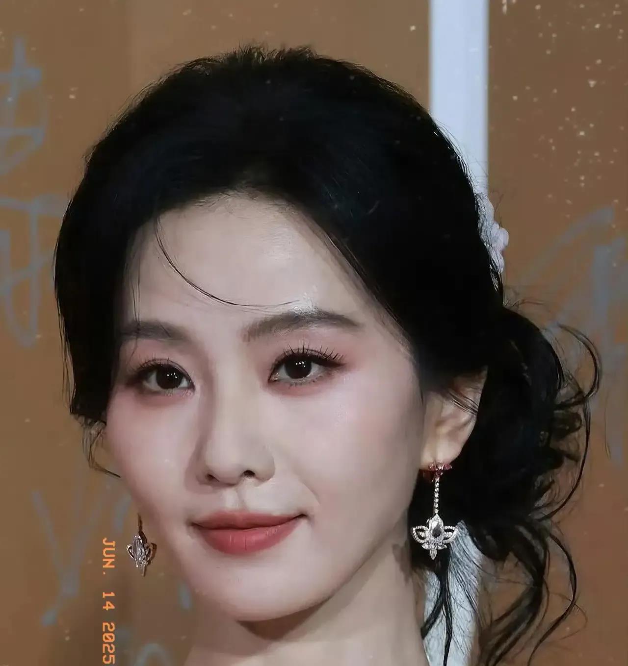 刘诗诗今年应该是走上了去年好闺蜜杨幂“作品连扑，全网嘲”的老路了。

一直以