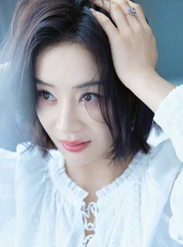 袁姗姗 x 白色短裙大展美腿