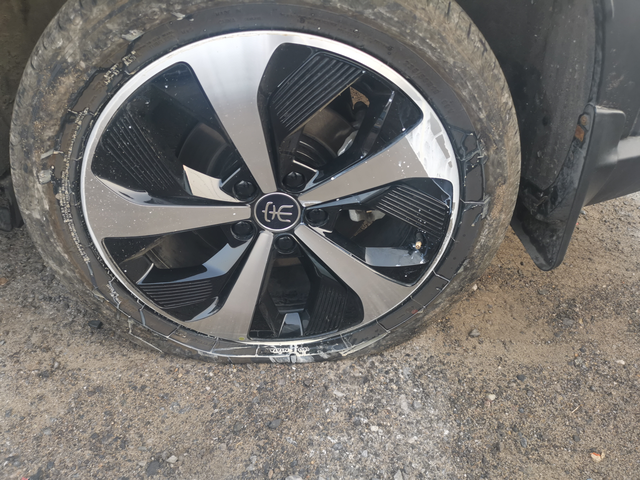 没有备胎谁敢长距离出行
刚出家门口。轮胎被马路牙子给啃了。补胎液也解决不了问题。