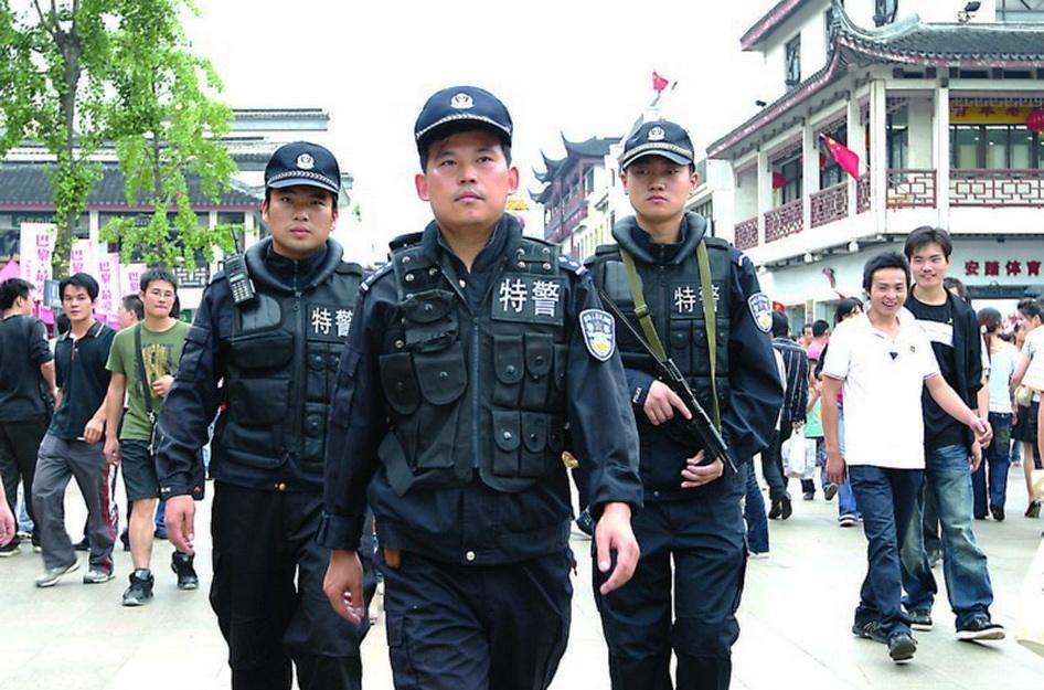 2010年上海世博会期间，在观前街手持82式冲锋枪巡逻的苏州特警察
82冲锋枪仿
