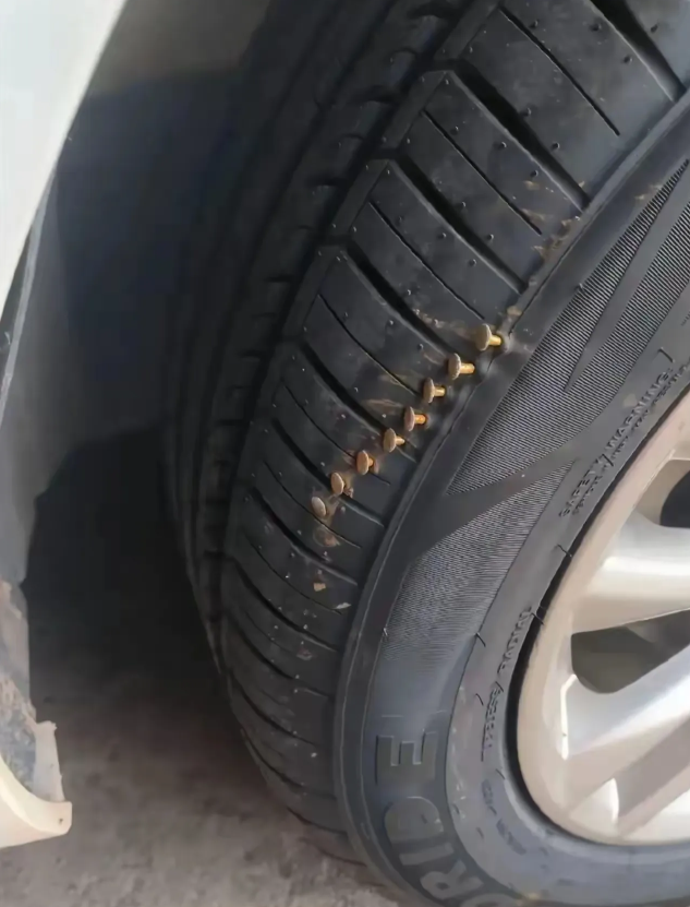 早晨去上班下楼发现轮胎这样了，这种情况还能补胎吗？