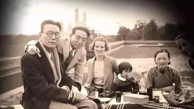 1984年，金岳霖临终拉着林徽因儿子梁从诫的手，颤巍巍地说：“我等了你妈一辈子，