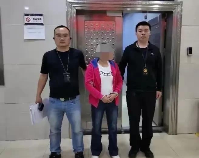贵州女子与男友吵架，洗劫男友90万现金。



5月29日，贵州王先生发现家里的