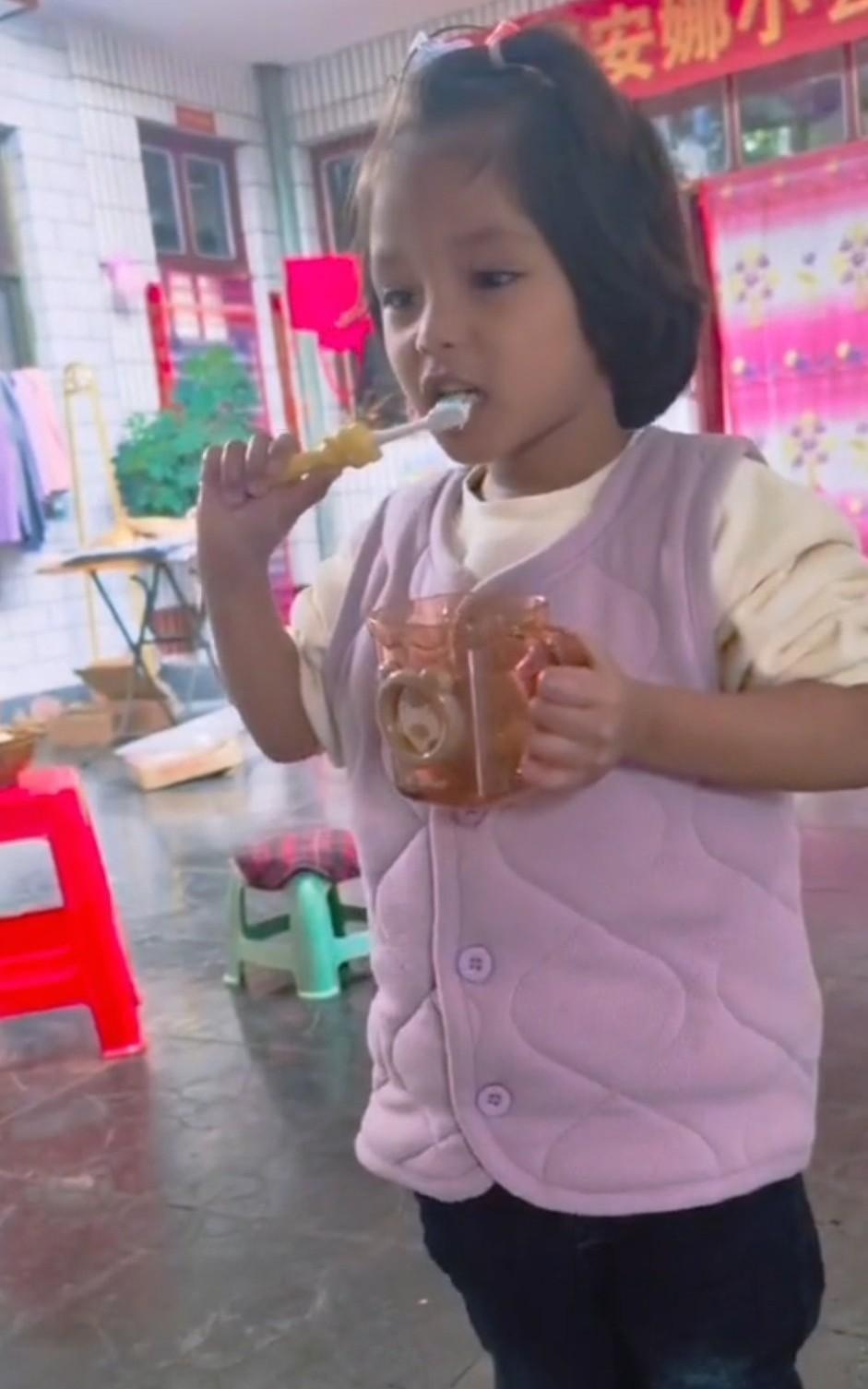 李超群女儿安娜回来以后，现在也在家里人的引导下，开始学着讲究个人卫生了，开始学着