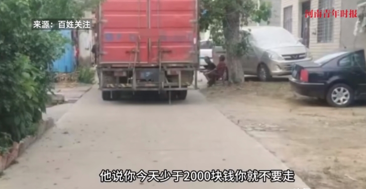 “严查到底！”货车刮落李子，村民索赔2000元，网友怒了！