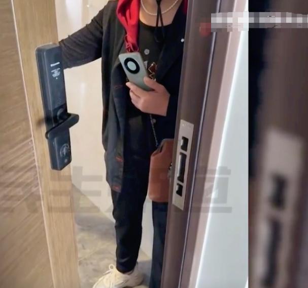 河南，一孕妇发现小区里的保洁工作期间玩手机，就将这一幕发到了业主群里吐槽物业公司