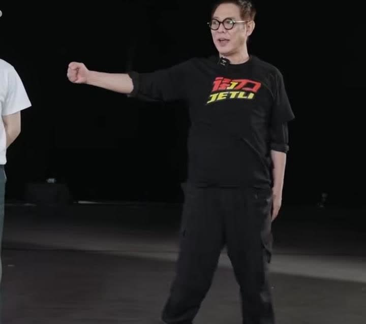 李连杰恢复的也太快了

这才出院多久，就开始搞挑战赛了，还在教功夫，展示了以