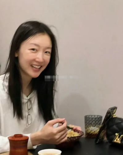 第一次发现周冬雨的素颜竟然意外的好看 ​​​