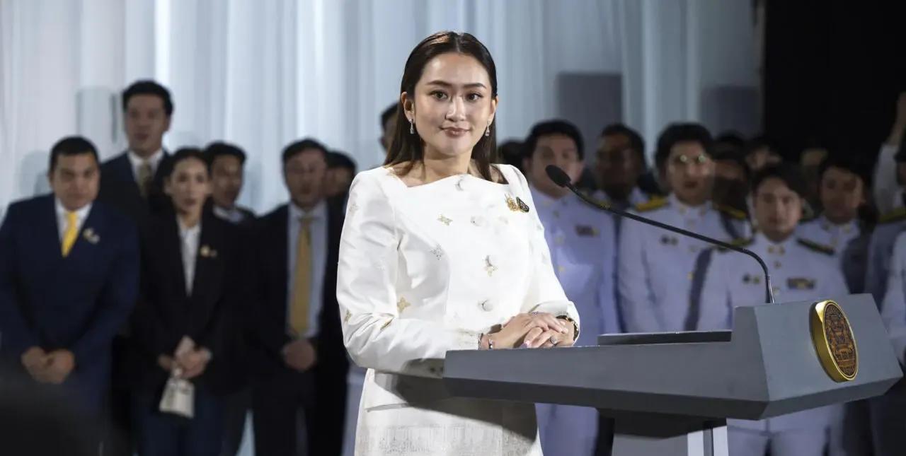洪森以为这次稳赢，佩通坦3招化解。
1、佩通坦面对民众的抗议声，她晓之以理，动之