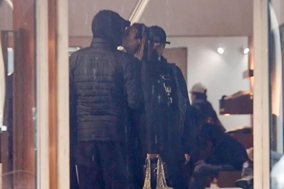 51岁的小李子又被拍到新恋情了！上周五在洛杉矶和25岁意大利超模维托里亚雨中热吻