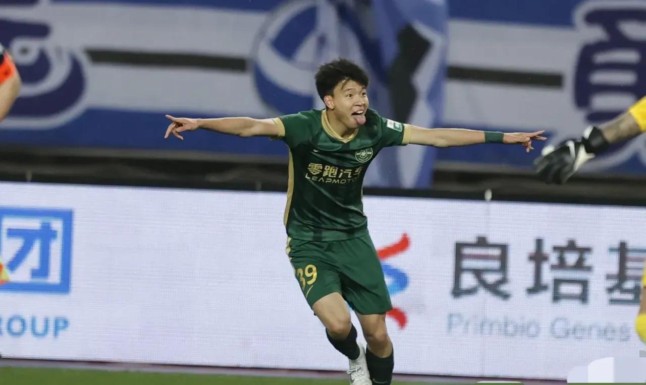 王钰栋对亚泰进了两球！不可思议。
才十九岁。
伊万得宝。
但他没去看。
他知道人