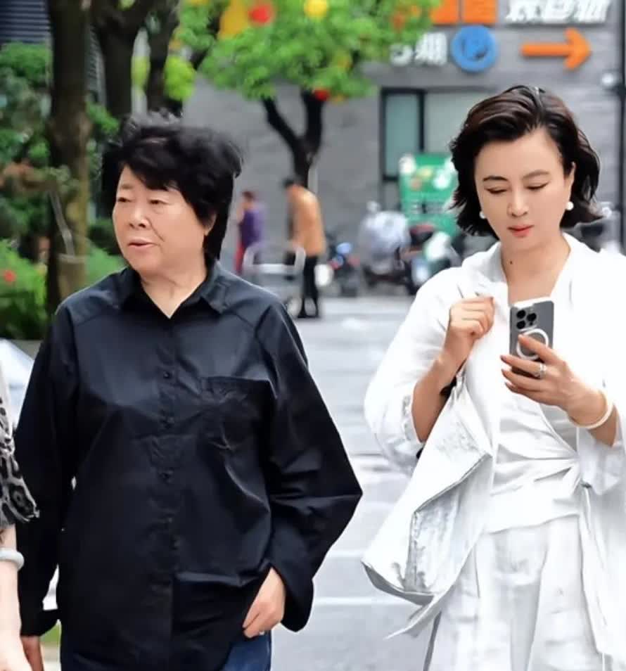 昨天62岁李玲玉带87岁妈妈逛街，妈妈好年轻！李玲玉和加拿大富商杰瑞分居超20年