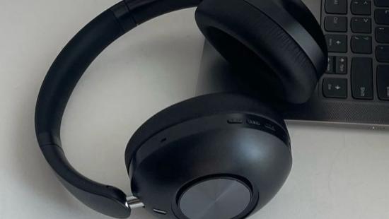 戴头戴耳机总夹头？选对耳罩材质 + 头梁设计，戴眼镜也能轻松续航 8 小时