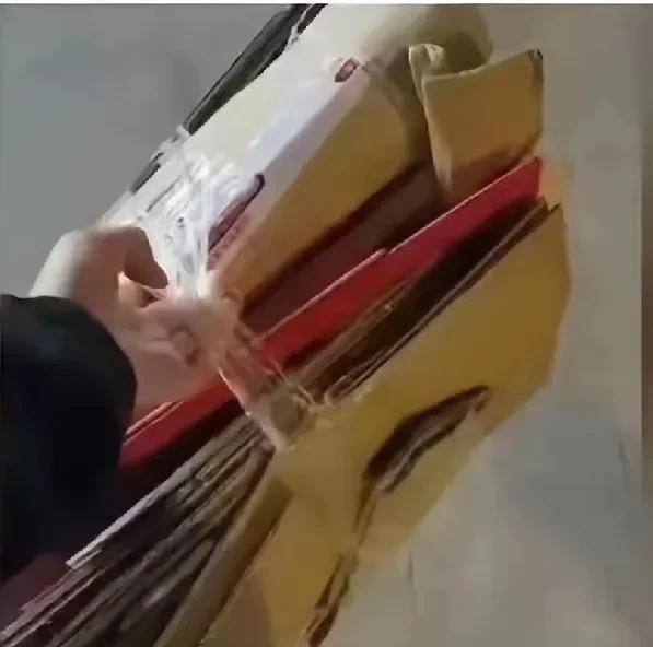 有一个段子，说一个人去卖六斤重的纸盒，卖前悄悄在纸盒里掺了两斤水，结果废品回收站
