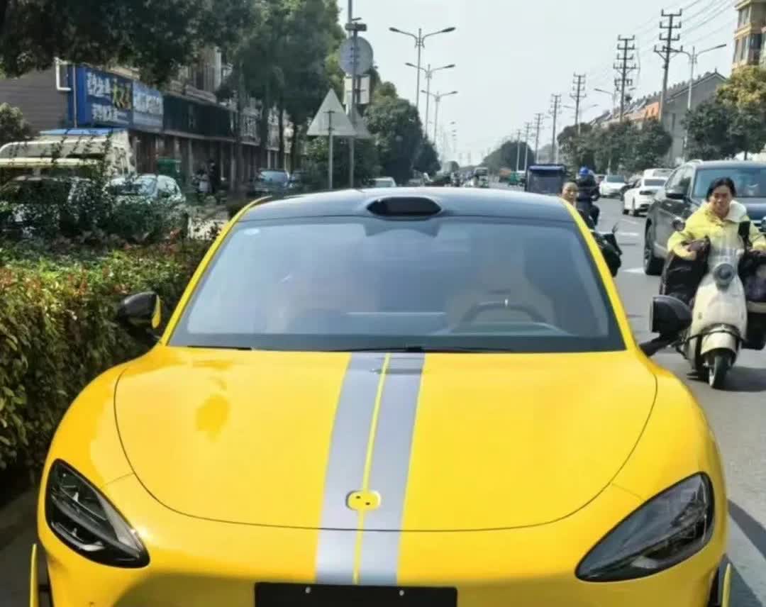 哈哈，小米SU7 Ultra的车标还真有人扣啊？

第一批买了小米赛车的人要