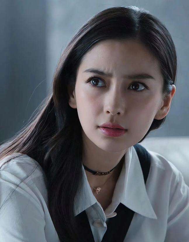 Angelababy脸长得很漂亮，但却是个木头美人，眼神空洞只会皱眉瞪眼一点儿演