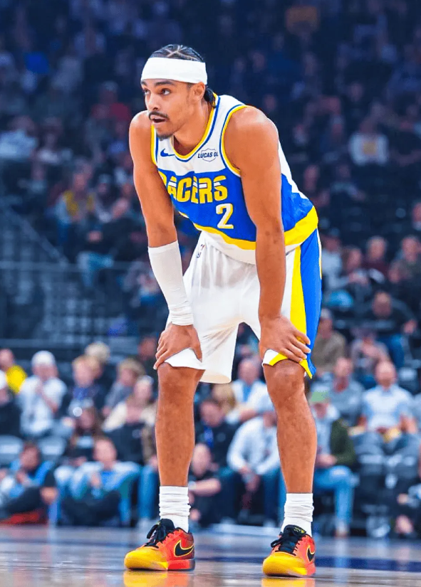 NBA常规赛，步行者对阵爵士的比赛正在进行中。
步行者官媒更新了动态，晒出一张照