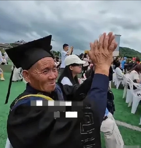 “泪目！”贵州贵阳，一本科毕业生“骗”农村70岁的父亲参加毕业典礼，怕父亲不来，