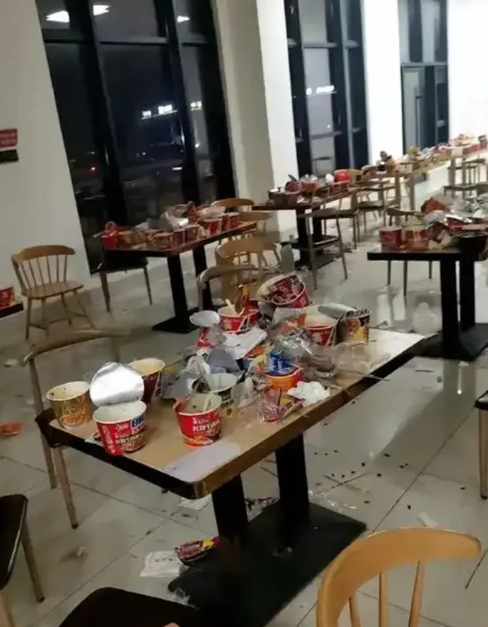 自驾游在服务区休息时，发现了令人难以理解的一幕。
这家服务区餐饮区的价格标的非常