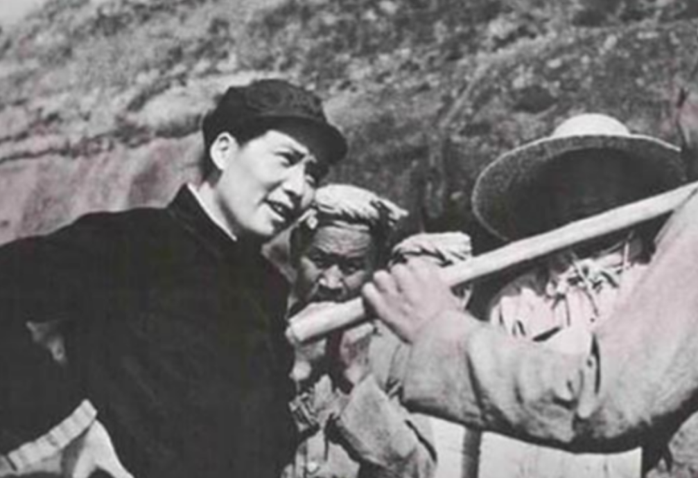 新中国成立后，铁匠朱其升看到家家户户挂毛主席像，心里纳闷道:“他难道就是润之弟，