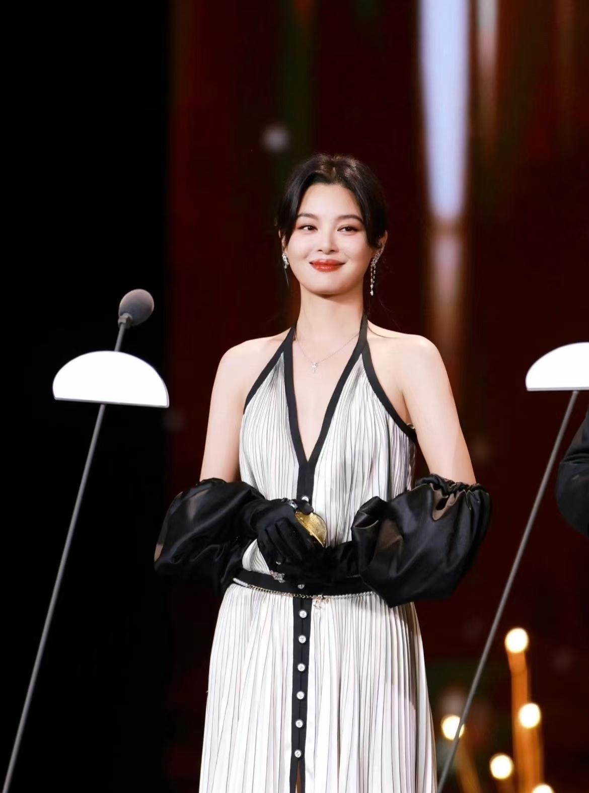 辛芷蕾骂威尼斯影后
最该感谢的人
不是日掛中天的导演，也不是父母，而是周迅。
据