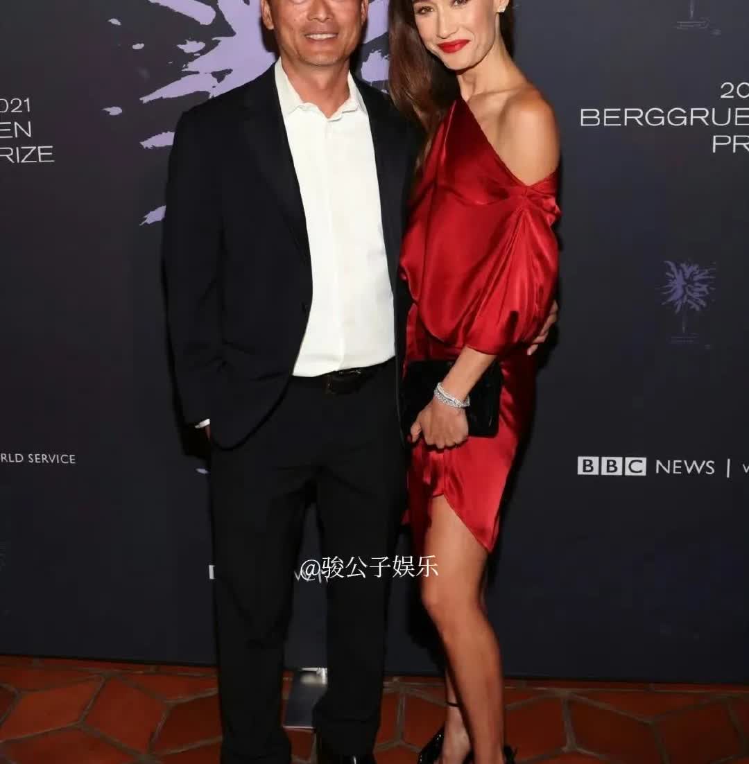 46岁的MaggieQ今日在美国上节目，她在节目上宣布了结婚喜讯！MaggieQ