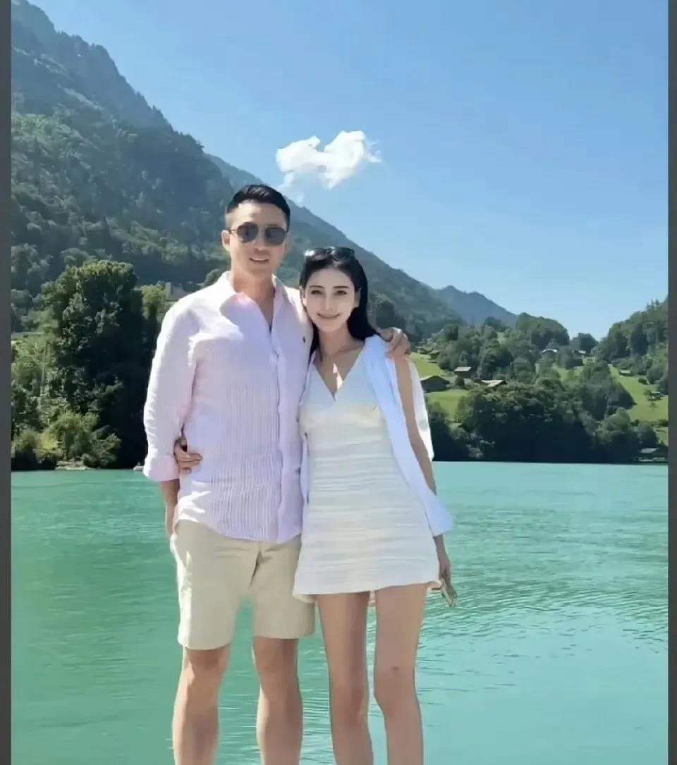 马筱梅现在算是完全融入了北京有钱人的生活了。
参加品牌发布会、前排看秀、出席宴会