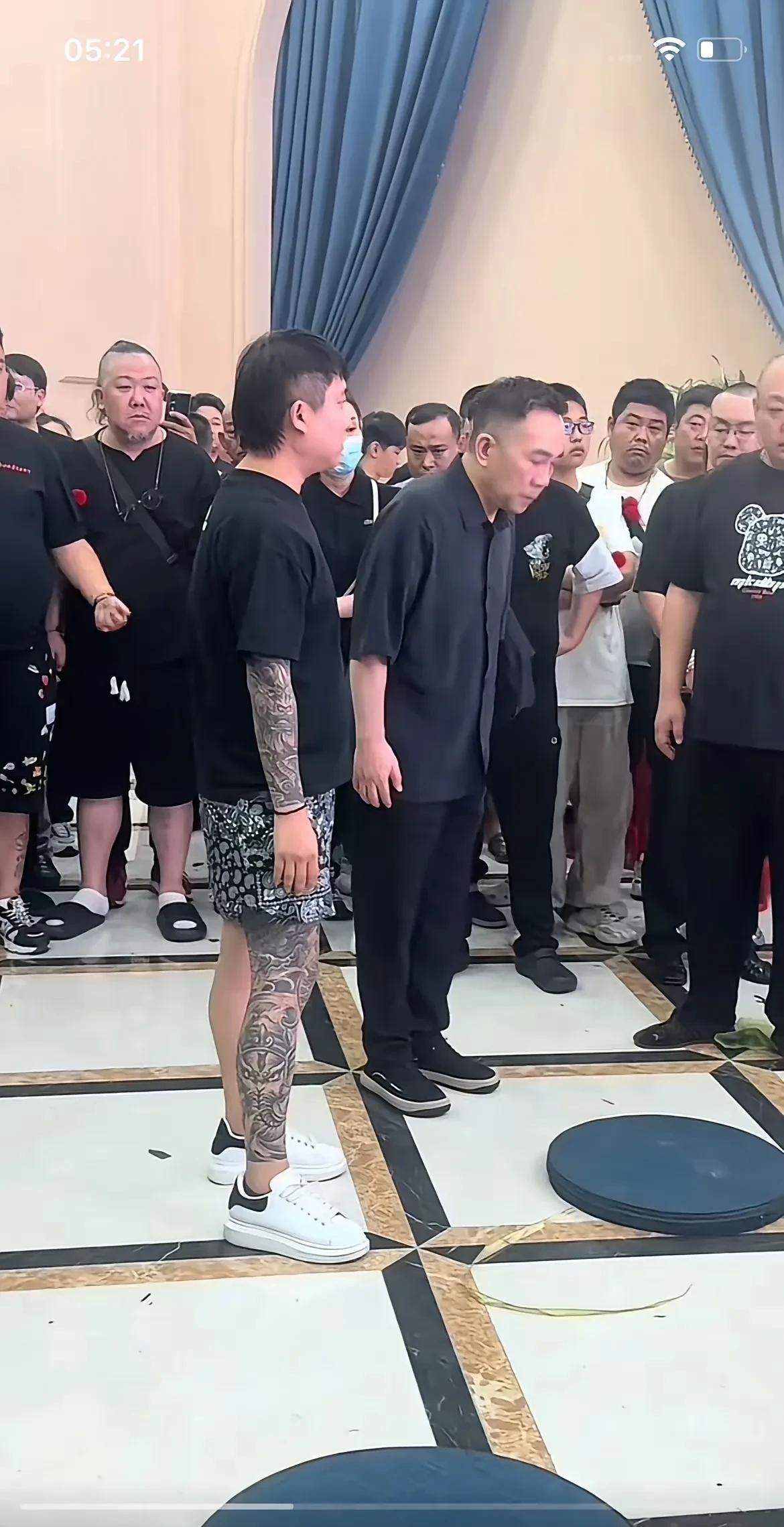 真看不懂杨少华先生的葬礼！
我也是天津人，多少知道点这边葬礼习俗。
首先，老人去