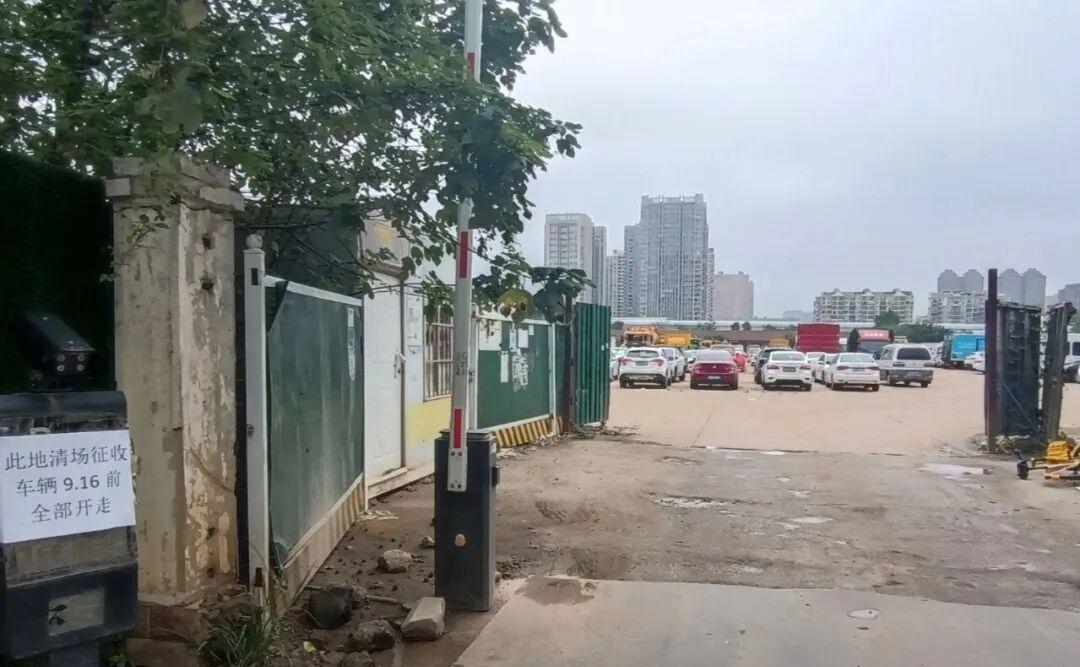 武汉城事！
据网友爆料：东西湖三江汇物流片拆迁区域一临时停车场清场征收，9月16