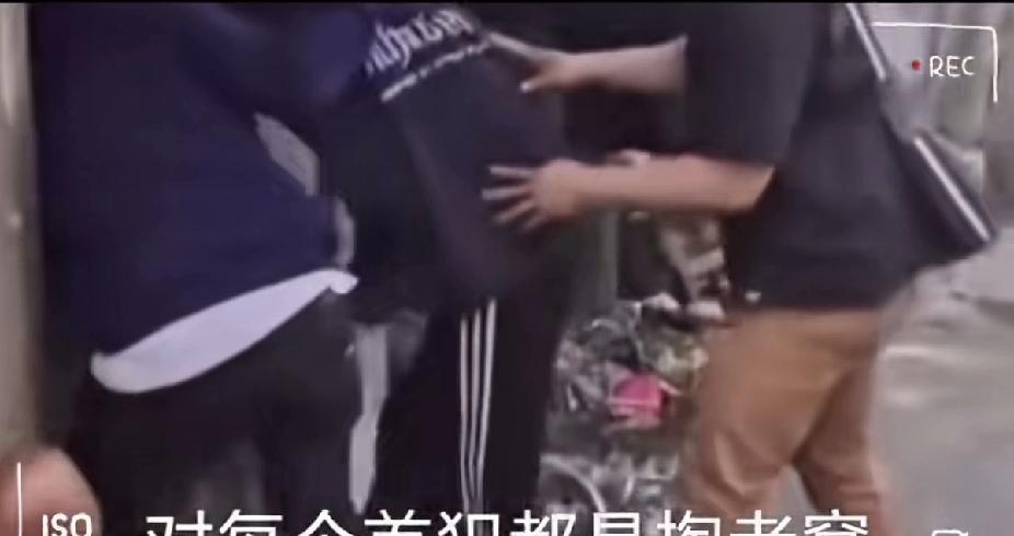 任何一个正常的国家都不会允许骚乱分子打砸抢烧扰乱社会的！
印尼议会大楼被烧，财政