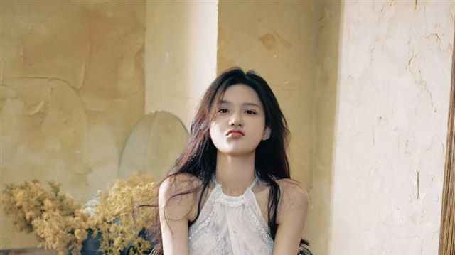 28岁萝莉型小美女陈意涵腿很美，很可爱满满的少女风