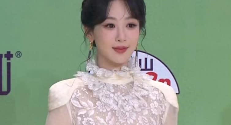 同样是“国民闺女”，关晓彤和杨紫，完全走上了不同的道路。
说到关晓彤和杨紫，她