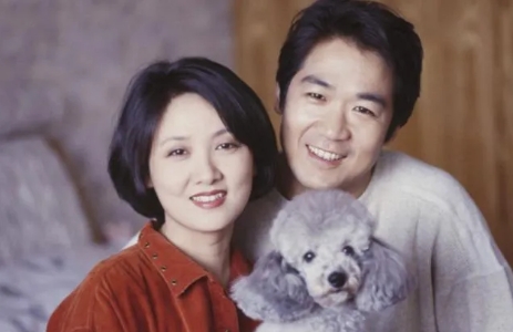 1998年．张国立爱上了年轻漂亮的邓婕，回家对发妻罗秀春坦白并提出离婚，罗秀春实