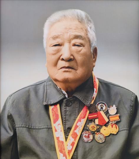 2024年，云南一96岁普通教师去世，学校召开追悼会才发现，这名老教师竟然获得3