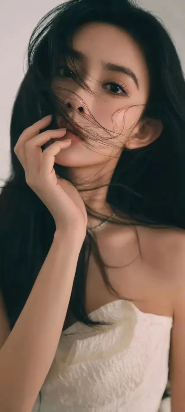 孟子义白裙造型，性感氛围拉满