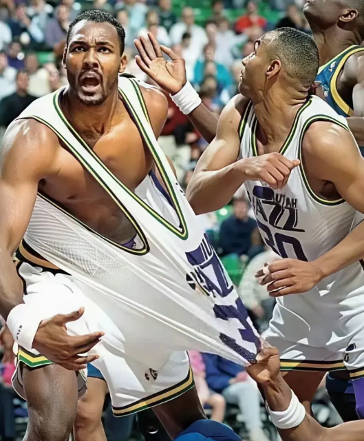 不得不说，NBA以前这球衣质量是真的好，马尔卡龙的球衣被对手这么一拉，依旧没坏！