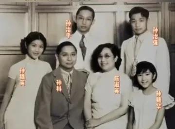 #晒晒那些年的老照片#
孙中山的儿子，孙科和夫人陈淑英及孩子们的合影照片。二人是