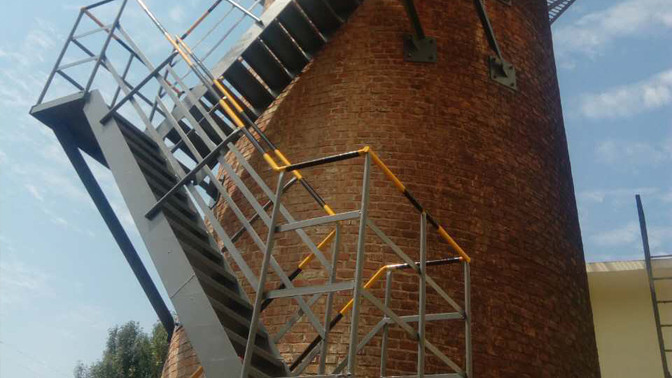 砖烟囱Z型爬梯安装项目正式竣工 完善设施保障