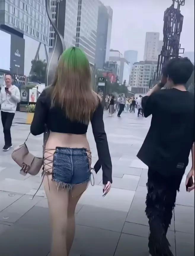 胆真大！
出街，竟然这么穿！
脸真厚！
男同胞：你女朋友会这么穿吗？