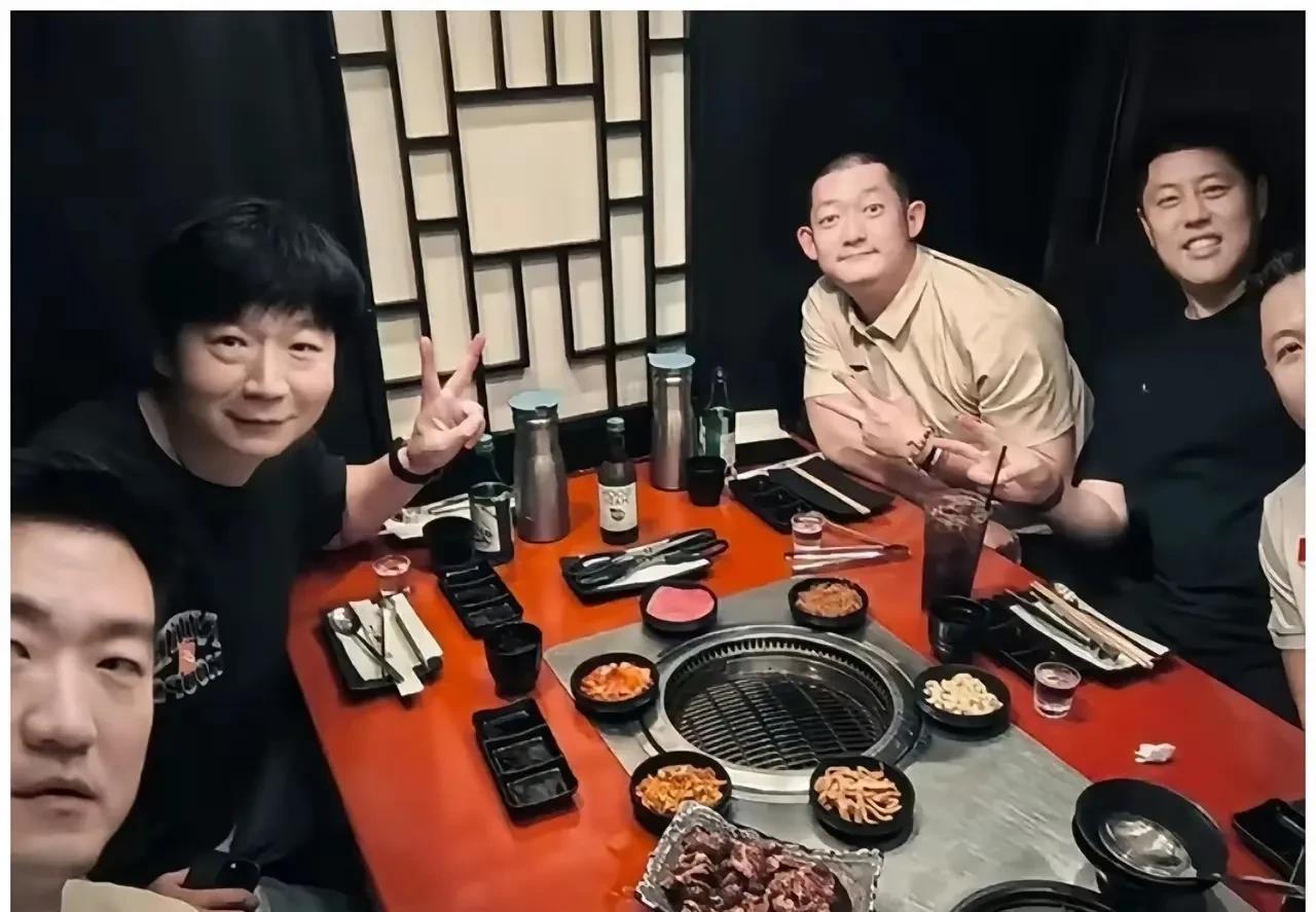cba名帅齐聚美国拉斯维加斯，去了很多天了。选几个外援了呢？
看看他们心情不错啊