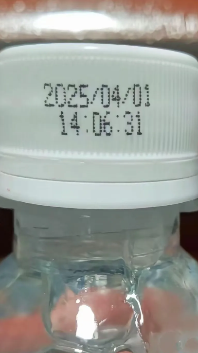 买了瓶水，越看越不对劲!
这瓶水“早产”了 !