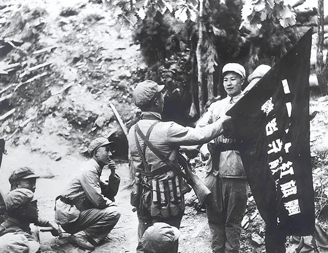 1959年，一名解放军副师长带着一行人，来到内蒙古赤峰，一个叫美丽河村的地方，这