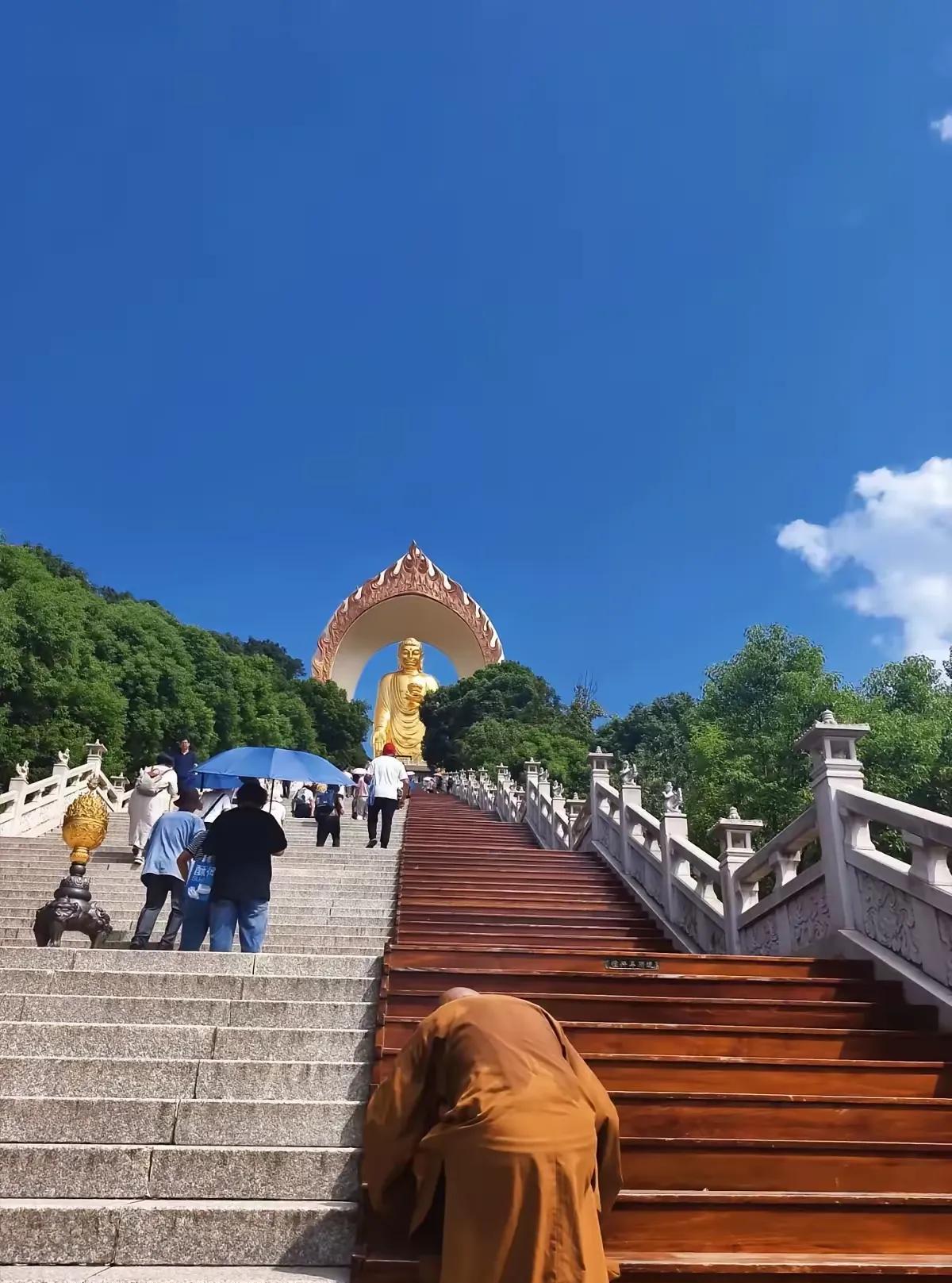 缘分自有天意
姻缘，从来不是强求来的。你急，它不会来；你不急，它也不会跑。有些人