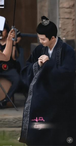 任嘉伦真的天选古装美男呀，只要古装加身，他的气质都不一样了，剑眉星目，模样周正帅