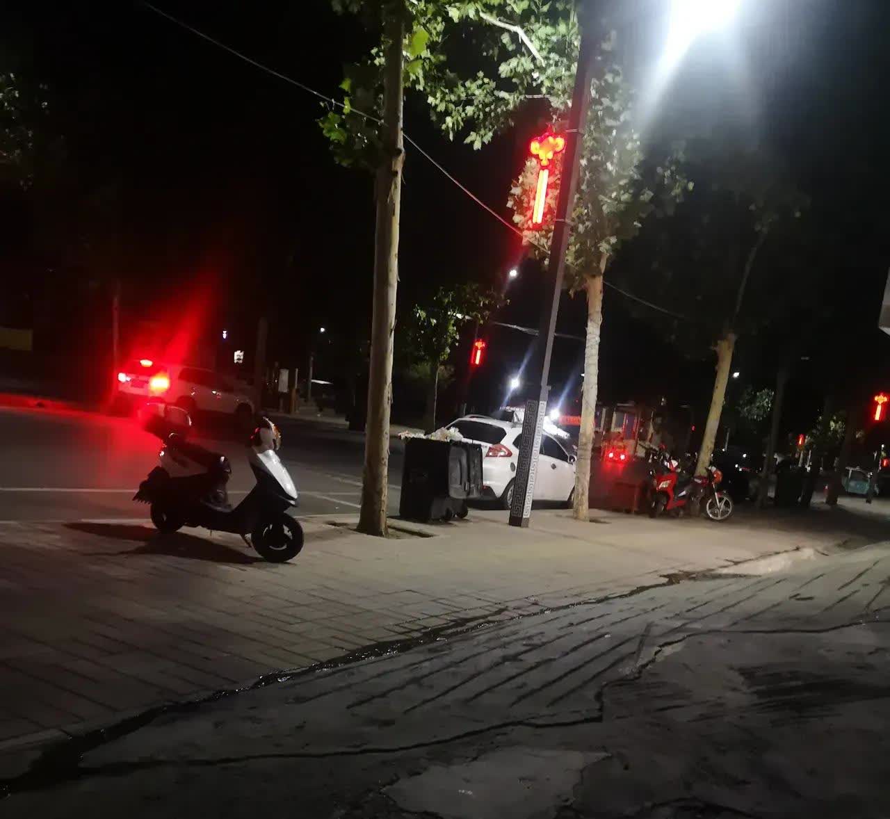 今天又被家里那个小祖宗气到胃疼，躲在奶茶店猛灌冰饮降温。真的想不通，我小时候被爹