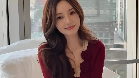 李小璐带女儿海边游玩，43岁美出新高度！12岁甜馨肤色变白更靓了