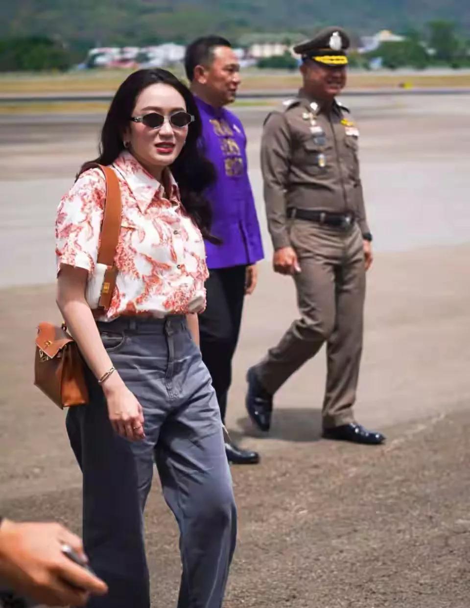 结果居然有人嘲笑他，说他信女儿有钱有势，你一个穷人有什么？
这话真是可笑。有钱有